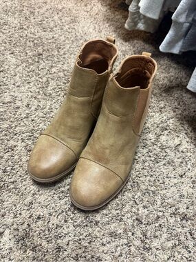 Women's Tan Chelsea Ankle Boots